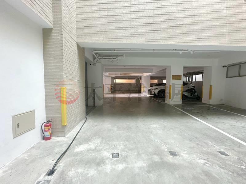 賀里昂成功東路三房平車