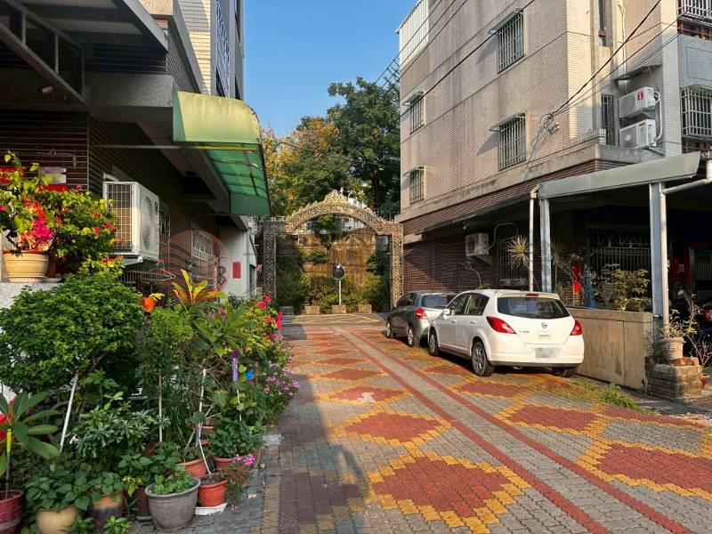 員林東彰路旁社區別墅